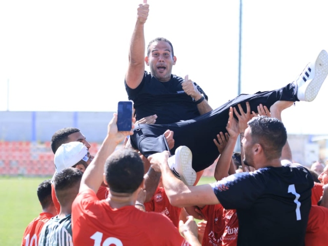 אלימלך והקבוצה בסיום המשחק (מדיה הפועל רעננה)